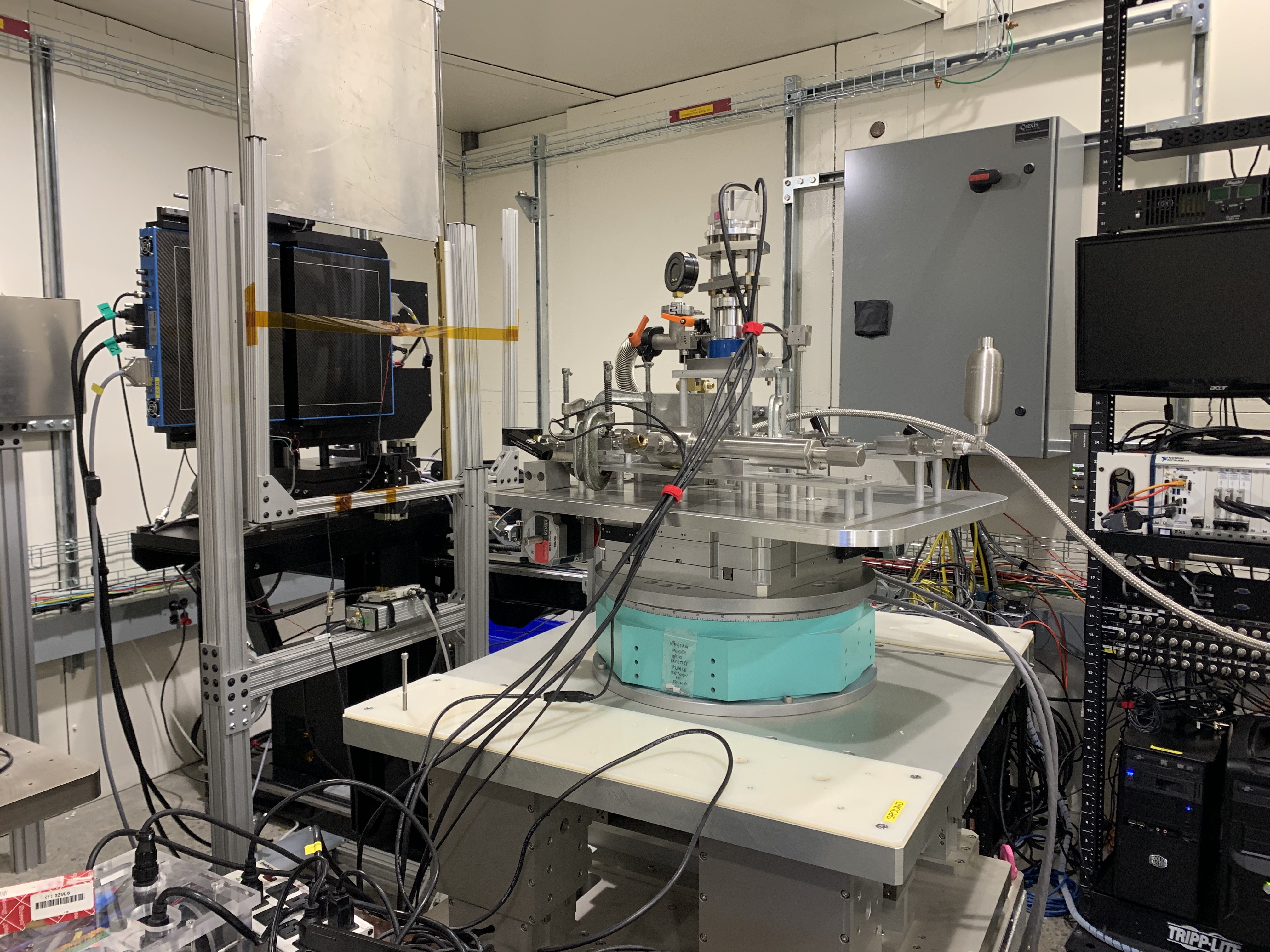 Figure 1: Triaxial pressure cell in use at the Forming and Shaping Technology (FAST) beamline. This device can simulate pressures up to ~25 km below the surface.
