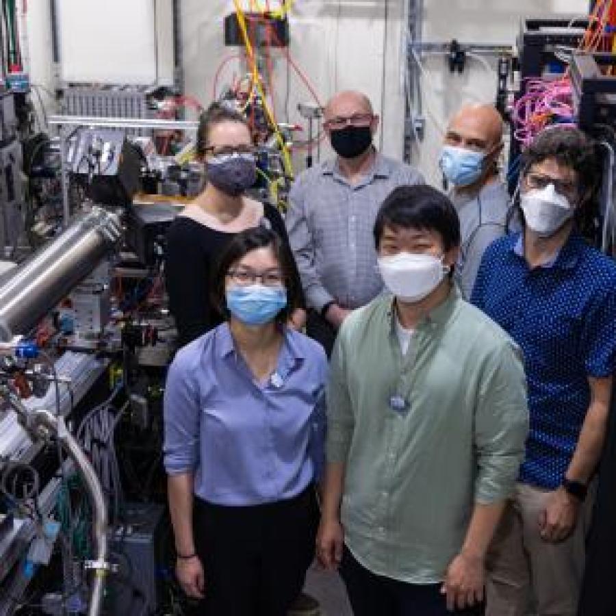 Group photo of FMB beamline