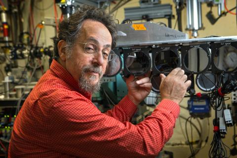 KEn Finkelstein at CHESS Beamline 